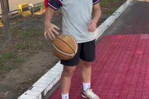 欧文回母校和学弟们一起打球 并传授一些球场经验~